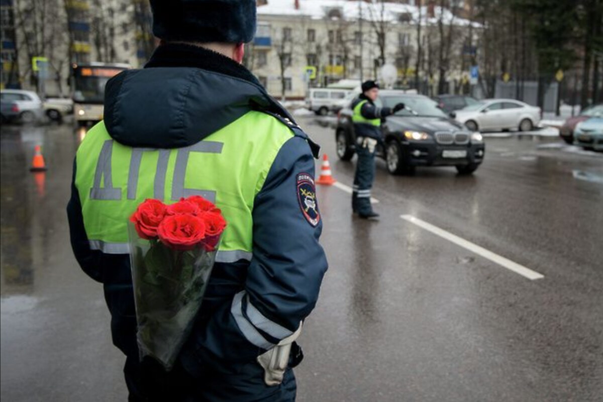 Вручение подарка ГИБДД
